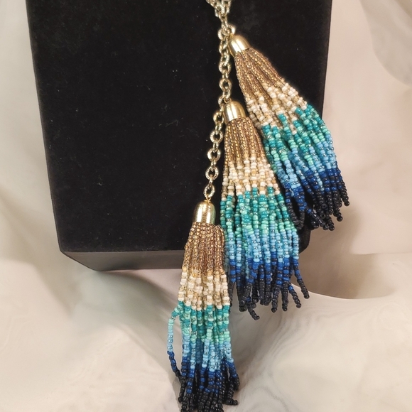 ⚜️GOLD TONE SINGLE STRAND NECKLACE w/3 BEADED TASSELS⚜️ - Picture 3 of 4